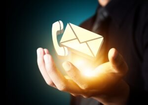 Symbolbild: Menschliche Hand in Großaufnahme, darin ein magisch leuchtendes Licht und Icons für Telefon und E-Mail