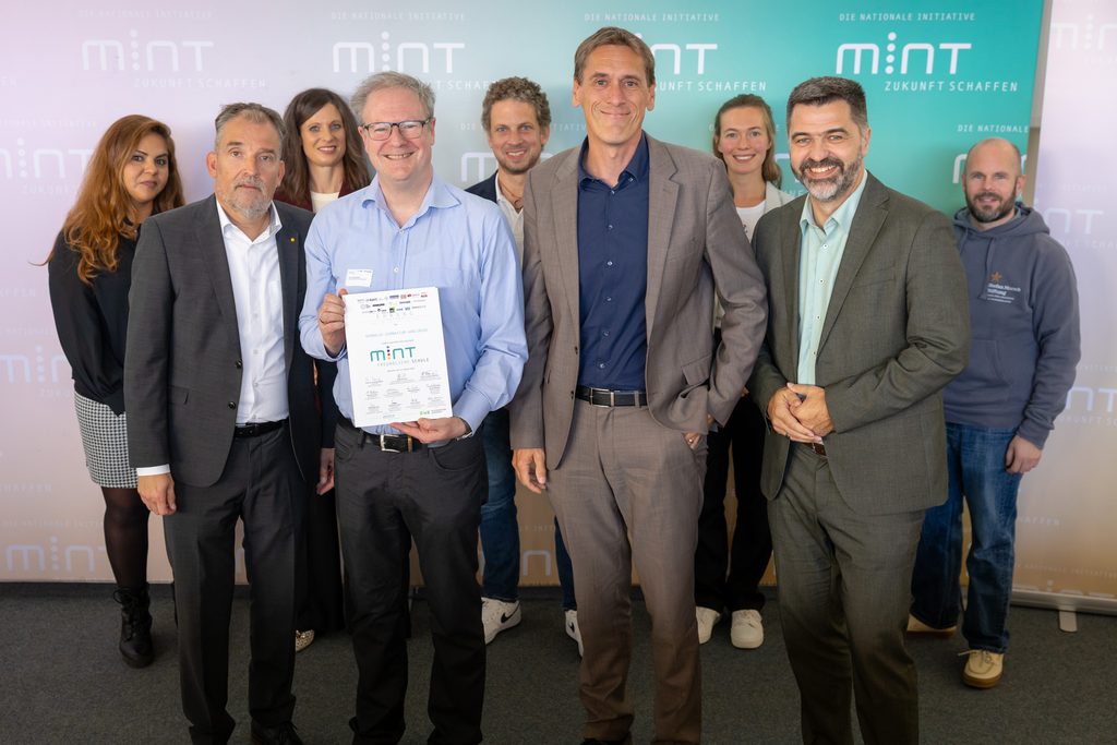 Pressefoto: Ehrung des HGK als MINT-freundliche und Digitale Schule, Pressefoto (c) Frank Eppler; vorne v.r.n.l.: Stefan Küpper, Christian Baum, Ulrich Hecking, Manuel Geiger; hinten v.l.n.r.: Shiwa Alemi, Prof. Dr. Aline Ganninger, Dr. Heiko Gawronski, Johanna Beeh, Tom Brenner